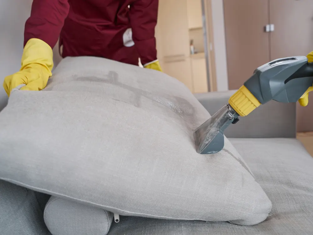 Limpieza de un cojín de sofá con máquina de inyección y extracción de tapicería